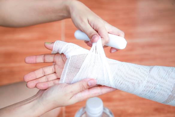 Burn from hot oil splashed on the arms and legs And wound by sterilizing and closing with a bandage